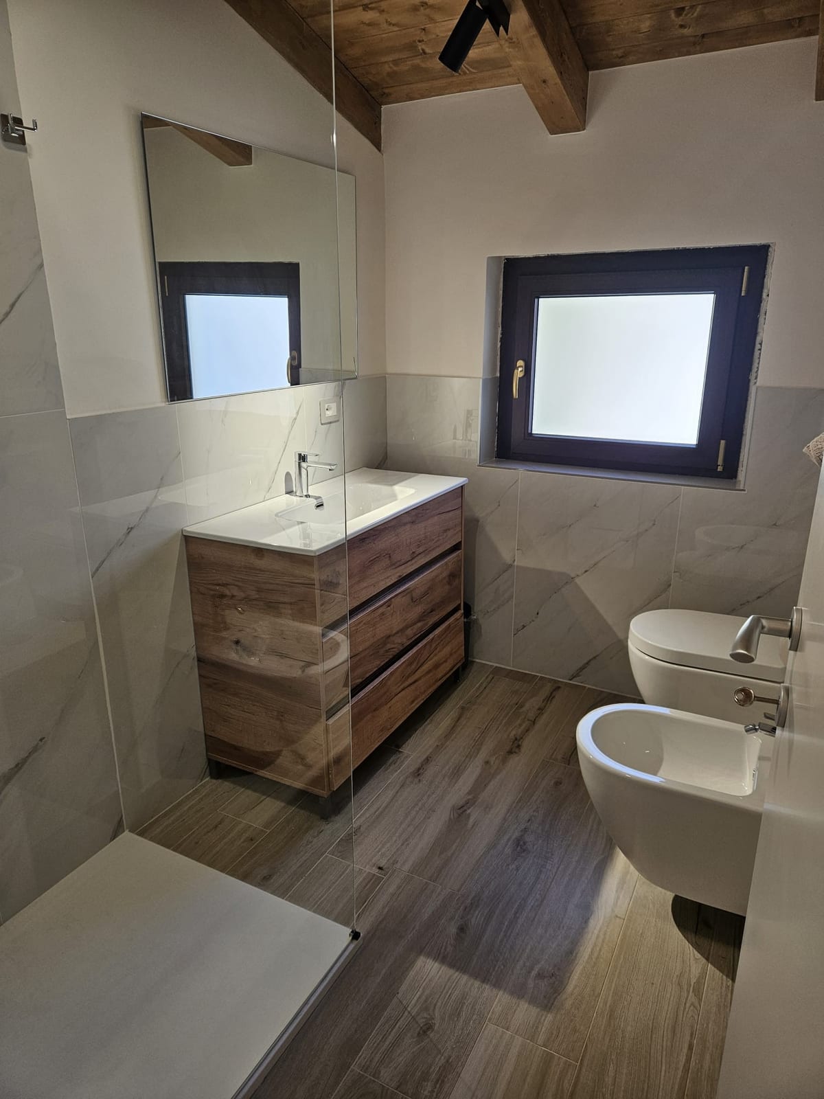Appartamento Abete: bagno moderno con doccia