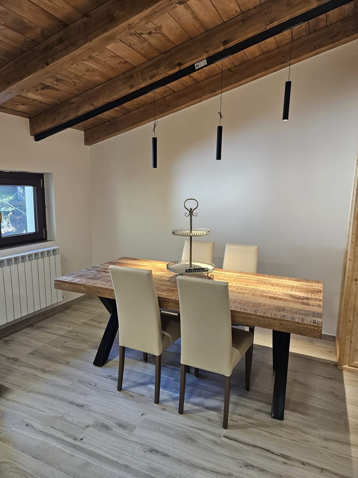 Appartamento Abete: sala da pranzo mansardata
