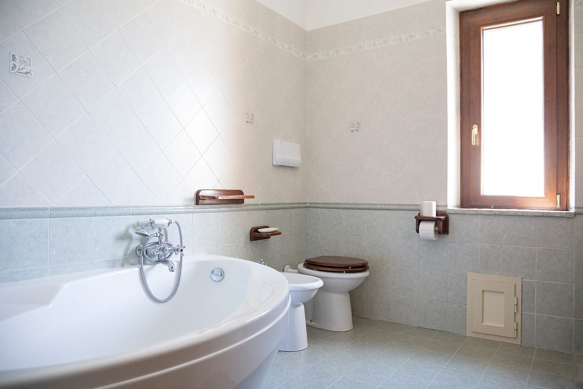 Bagno con vasca grande