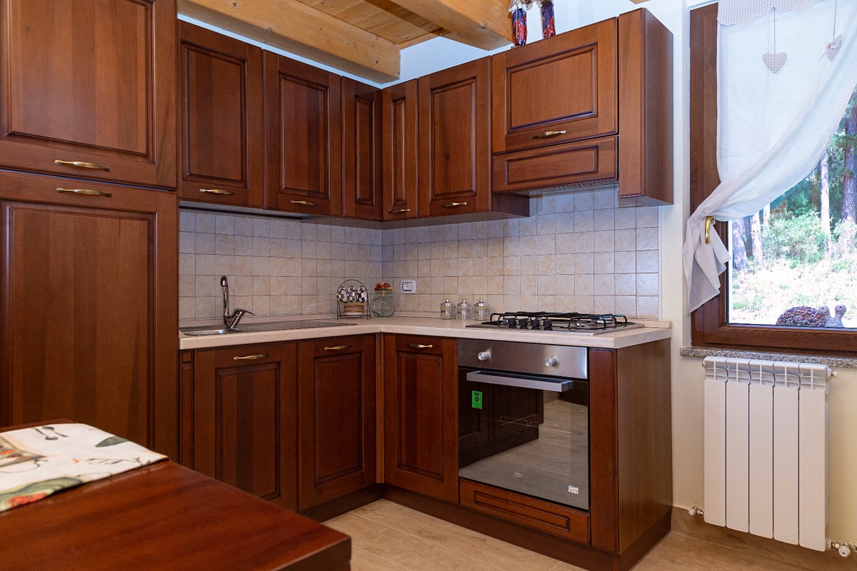 Cucina in legno con vista sul bosco