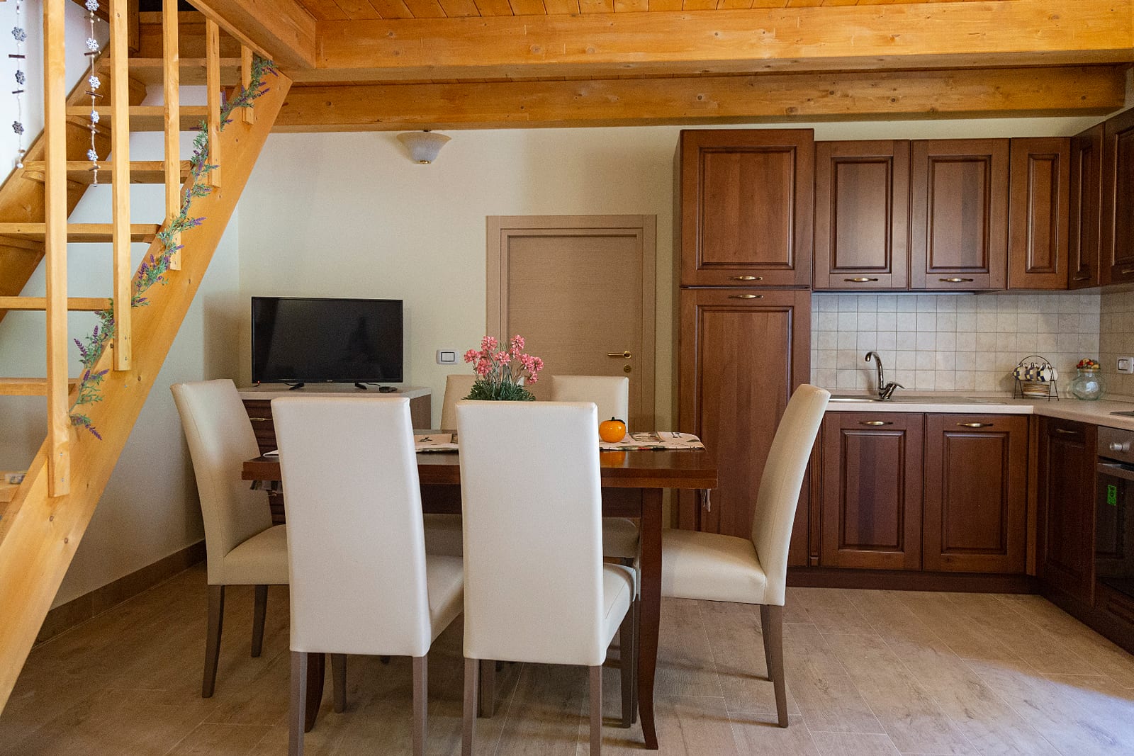 Sala da pranzo con scala in legno