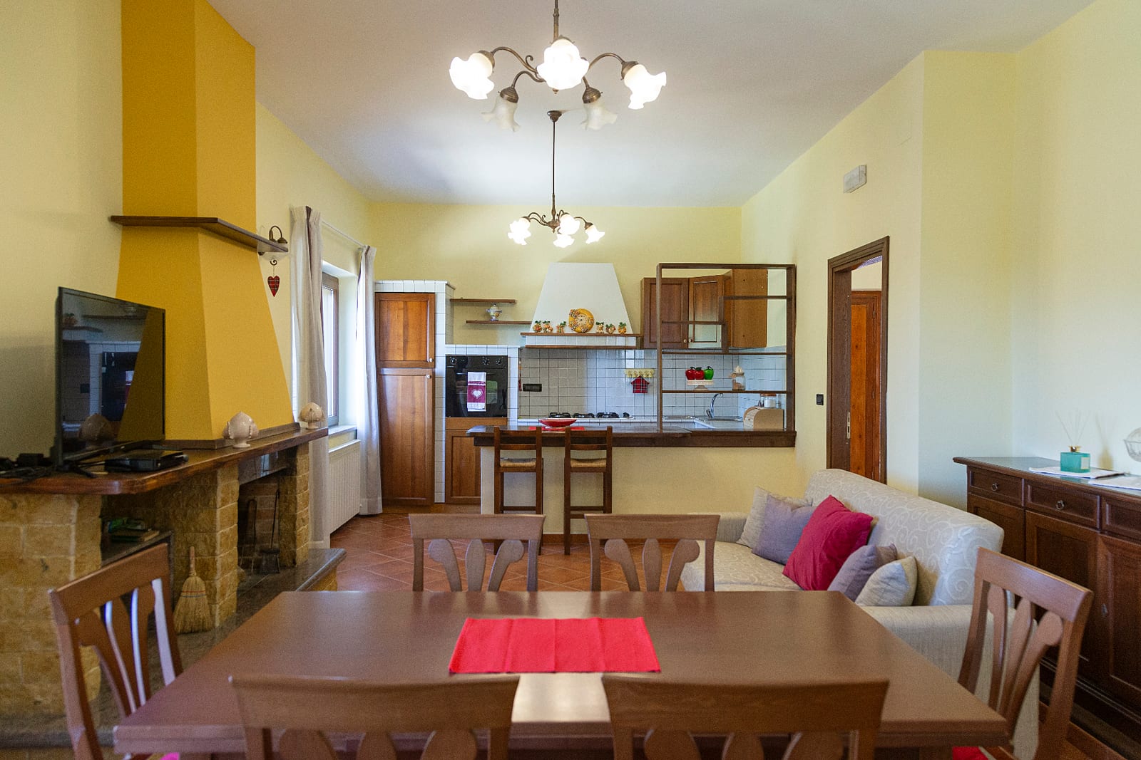 Soggiorno con tavolo e cucina